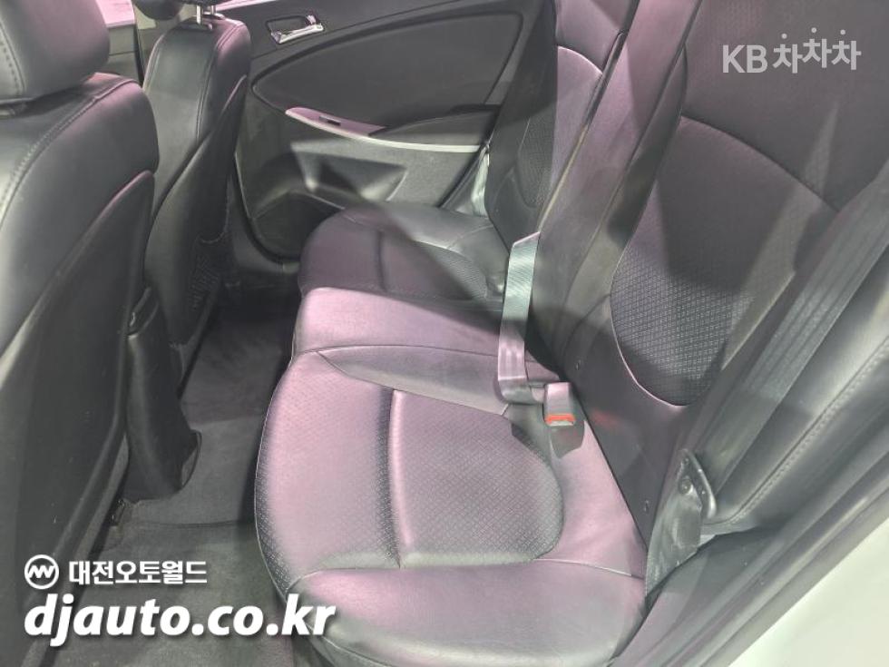 2012 - hyundai accent