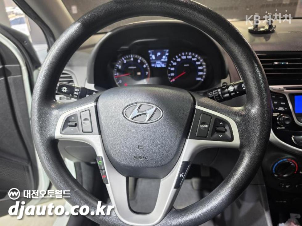 2012 - hyundai accent