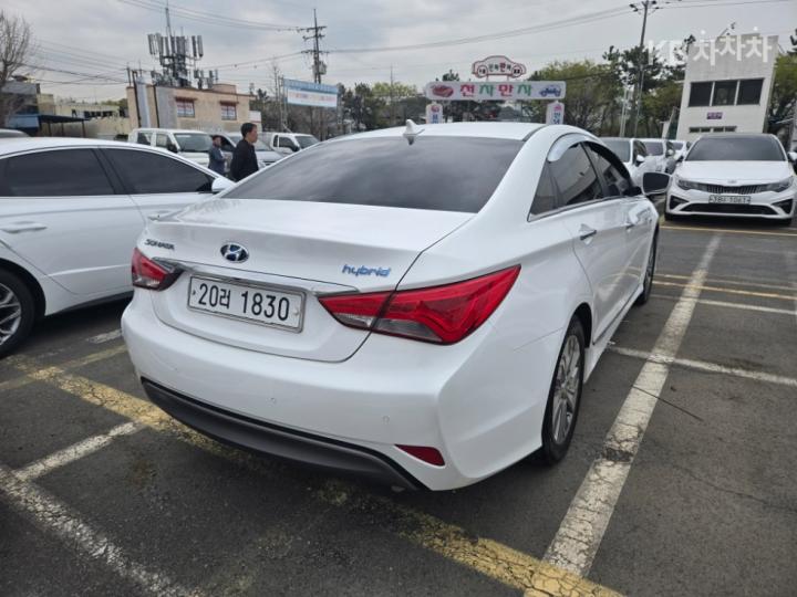 Hyundai Sonata Hybrid 2.0 Premium 5