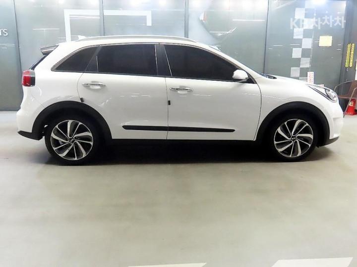 Kia Niro 1.6 Prestige 4