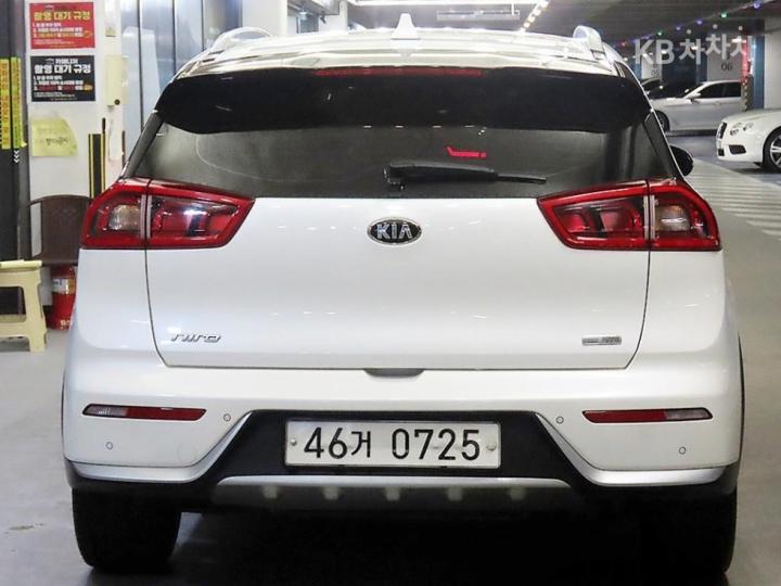 Kia Niro 1.6 Prestige 6