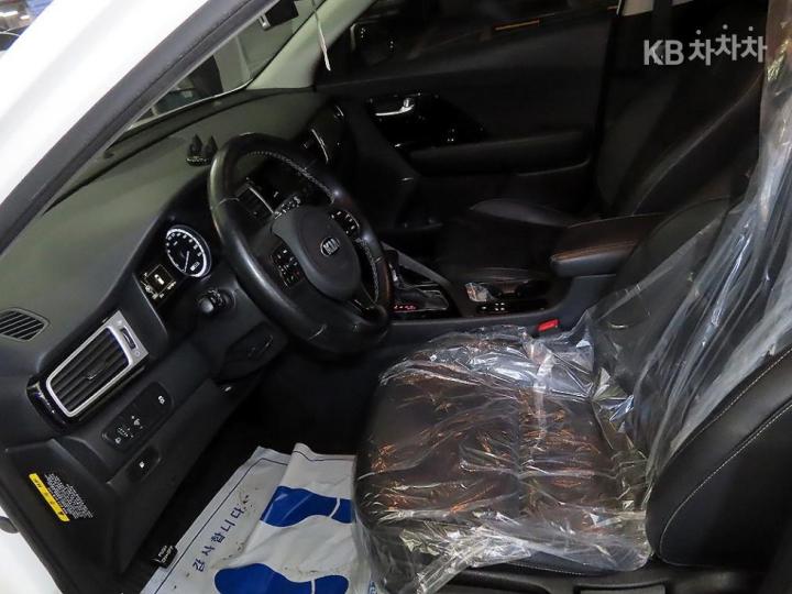 Kia Niro 1.6 Prestige 7