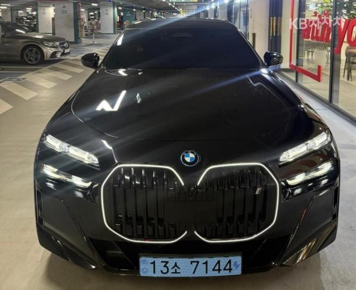 BMW i7 eDrive 50 — foto 1