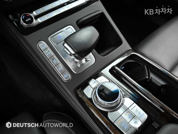 Genesis G90 3.8 GDi AWD Premium Luxury 10