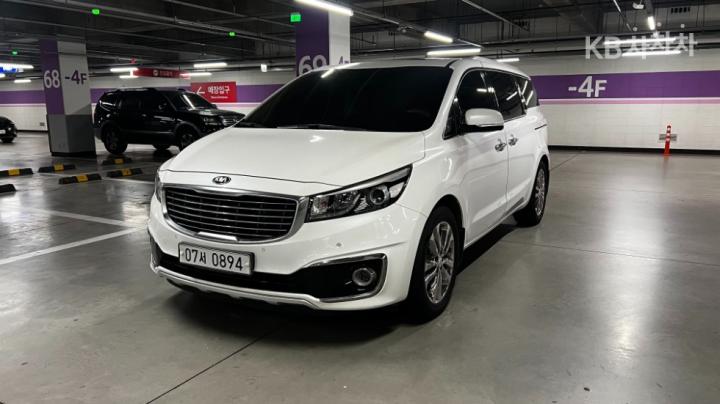 Kia Carnival 9-seater Noblesse — foto 1