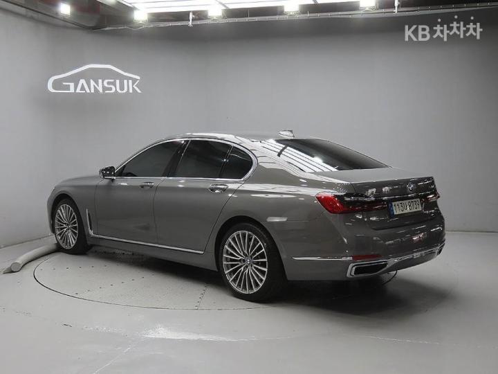 BMW 7 Series G11 740d xDrive Design Pure Excellence 4