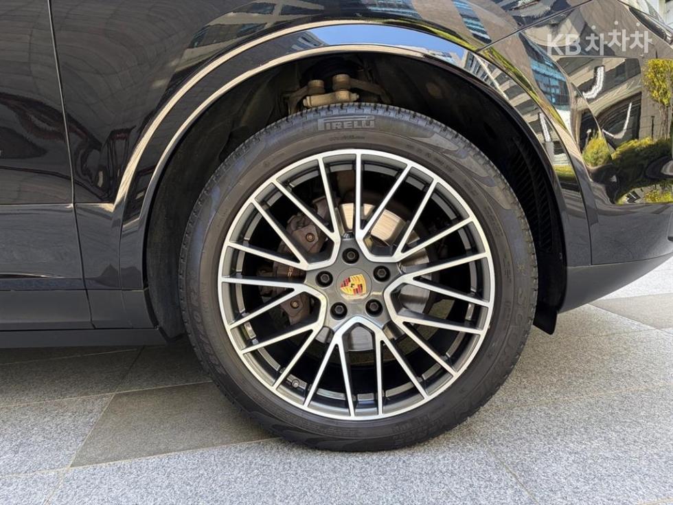 2020 Porsche (9Y0) photo