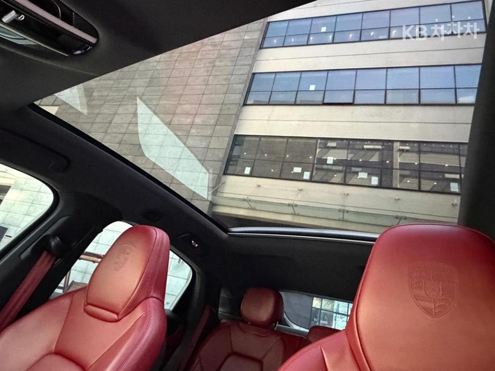 2020 Porsche (9Y0) photo