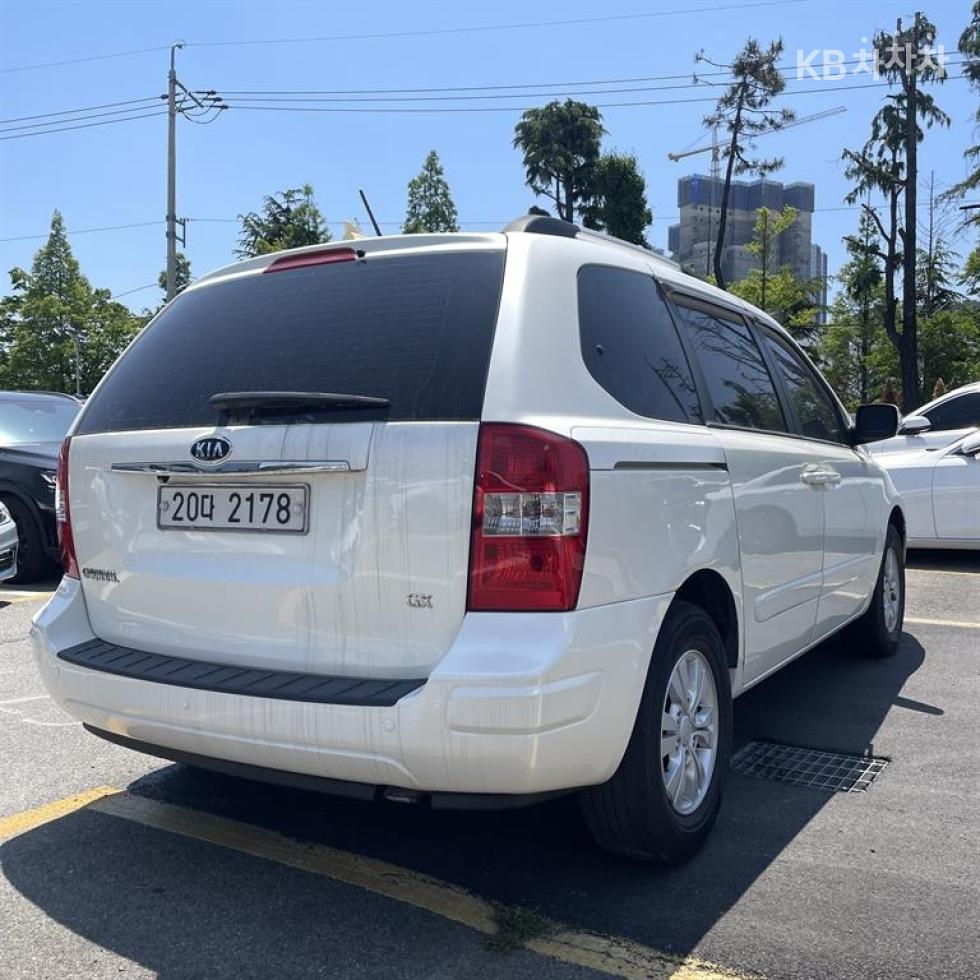 2011 - kia carnival