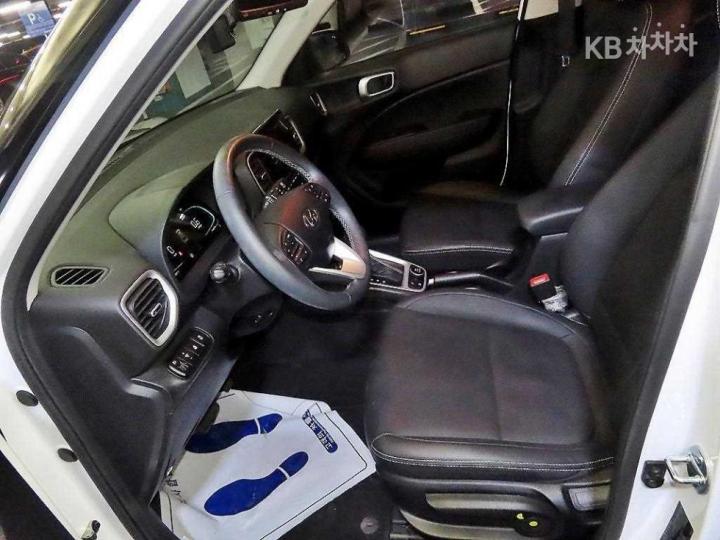 Hyundai Venue Gasoline 1.6 Premium 7