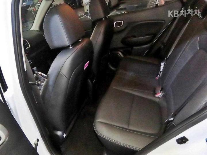 Hyundai Venue Gasoline 1.6 Premium 8