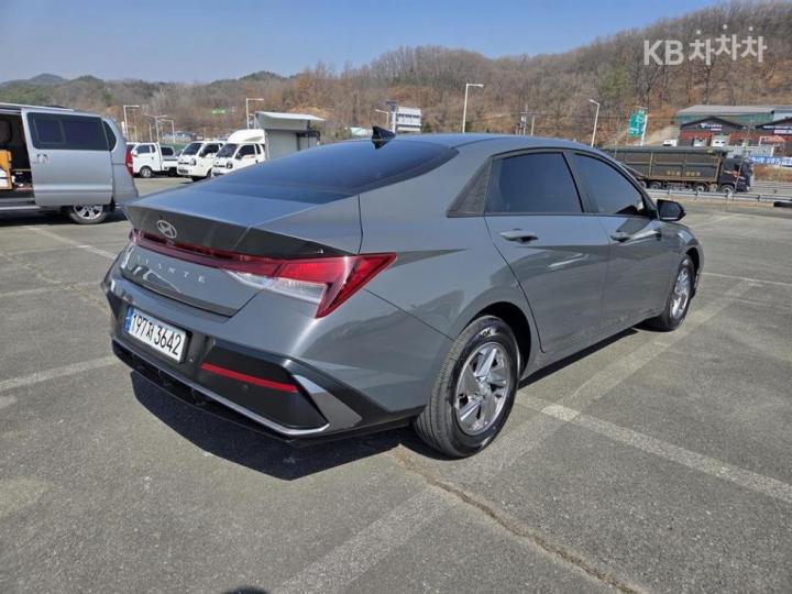 Hyundai Avante CN7 1.6 Gasoline Smart 5