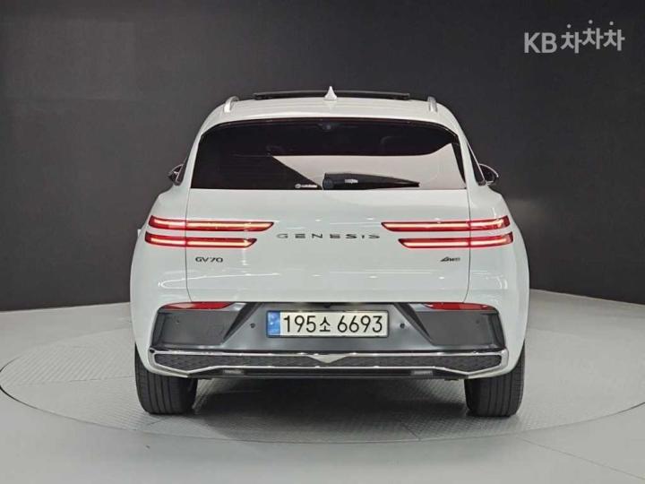 Genesis GV70 Gasoline 2.5T AWD — фото 3