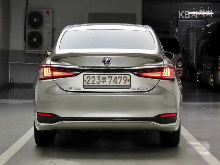 Lexus ES New Generation 300h Executive 4