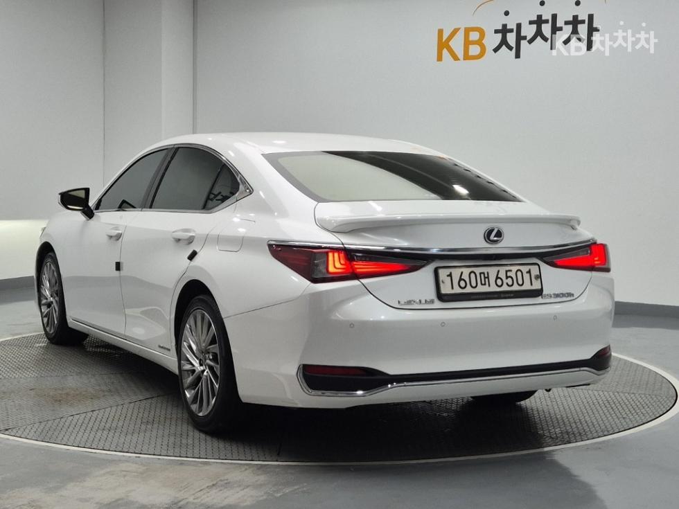2022 - lexus es