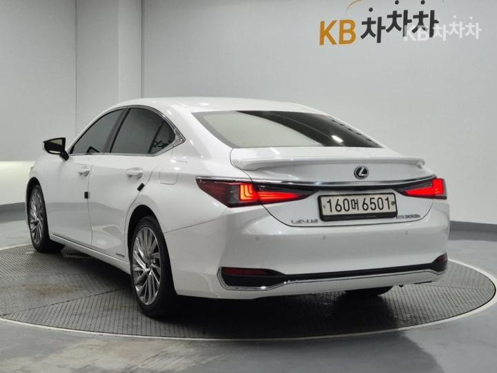 Lexus ES New 300h Executive 3