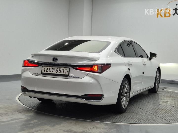Lexus ES New 300h Executive 4