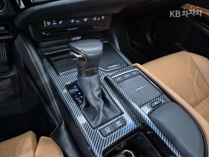 Lexus ES New 300h Executive 9