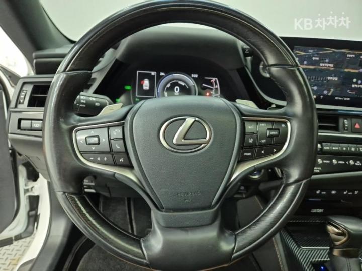 Lexus ES New 300h Executive 10