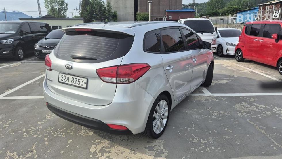 Kia Carens — miniaturë 2