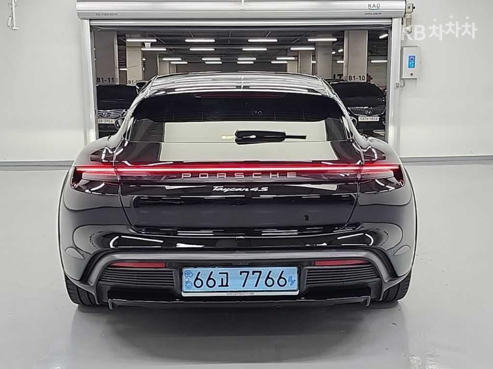 Porsche Taycan — miniaturë 3