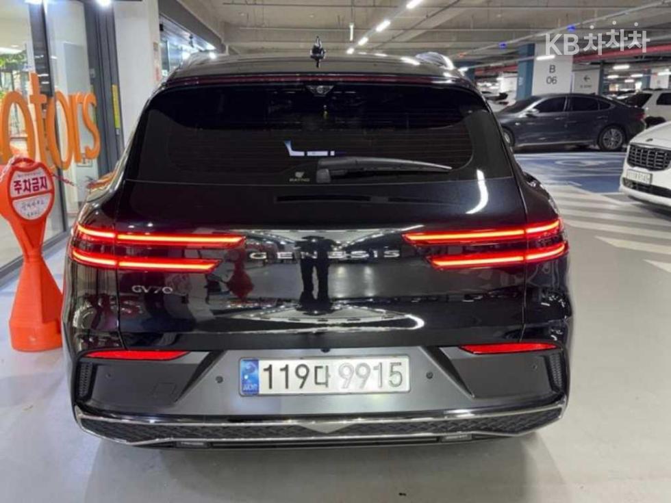 2024 Genesis GV70 photo