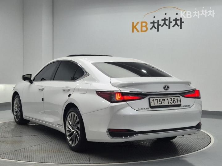 Lexus ES New 300h Executive 3