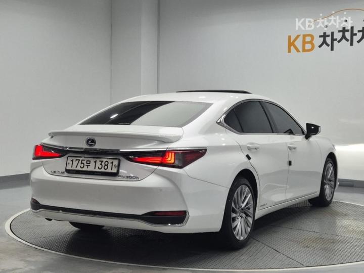 Lexus ES New 300h Executive 4