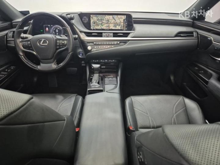 Lexus ES New 300h Executive 8