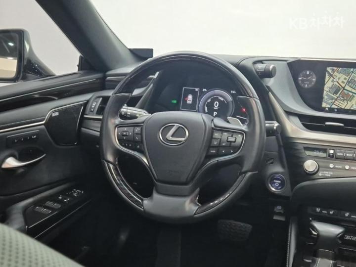 Lexus ES New 300h Executive 10
