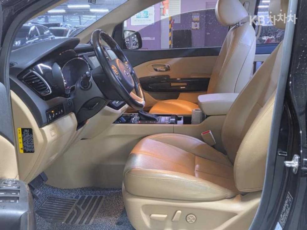 Kia Carnival — miniaturë 5