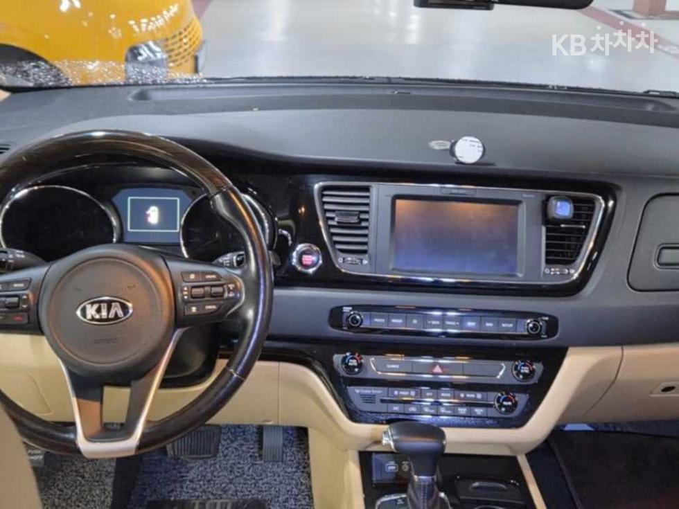 Kia Carnival — miniaturë 9