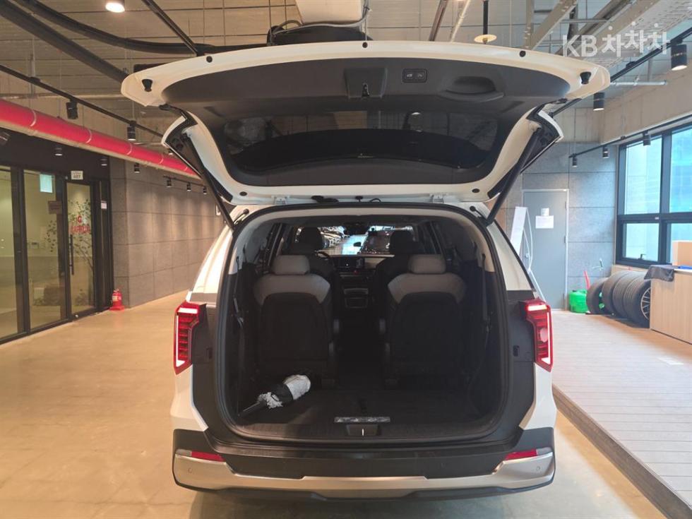 Kia Carnival — miniaturë 9