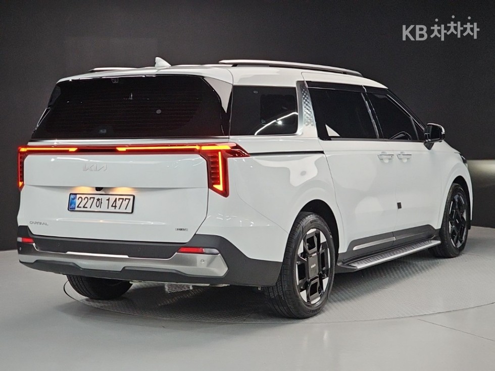 Kia Carnival — miniaturë 4