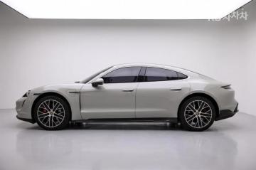 Porsche Taycan 4S — foto 1