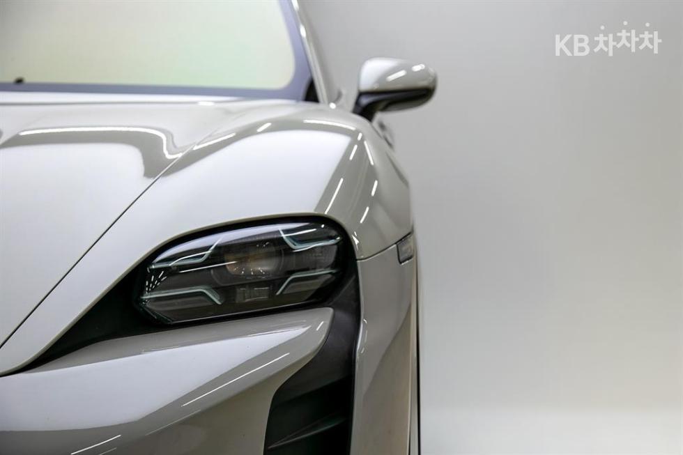 Porsche Taycan — miniaturë 3