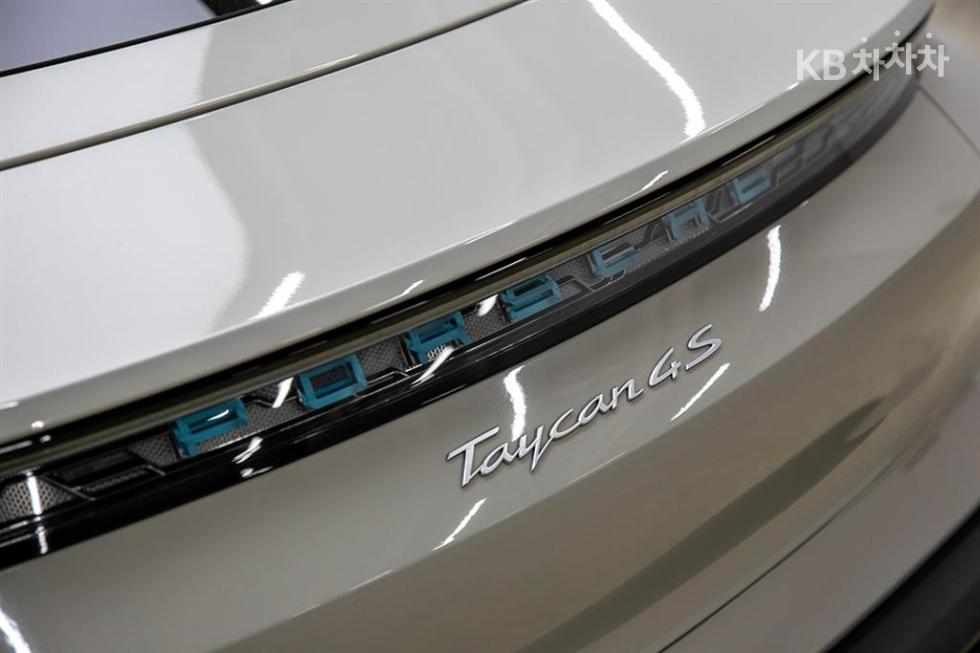 Porsche Taycan — miniaturë 7