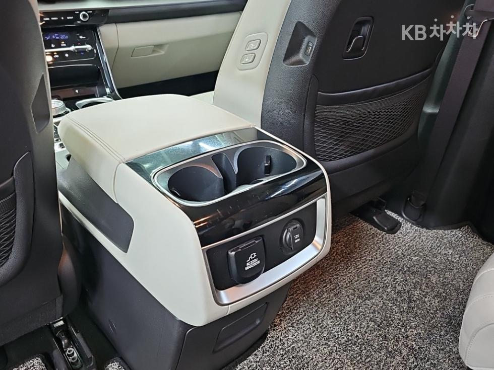 Kia Carnival — miniaturë 15