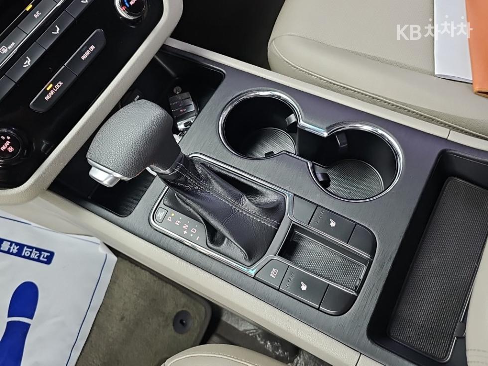 Kia Carnival — miniaturë 8