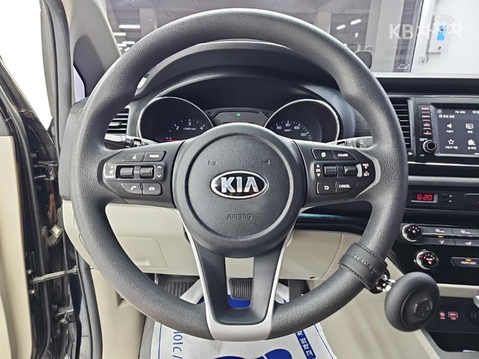 Kia Carnival — miniaturë 9