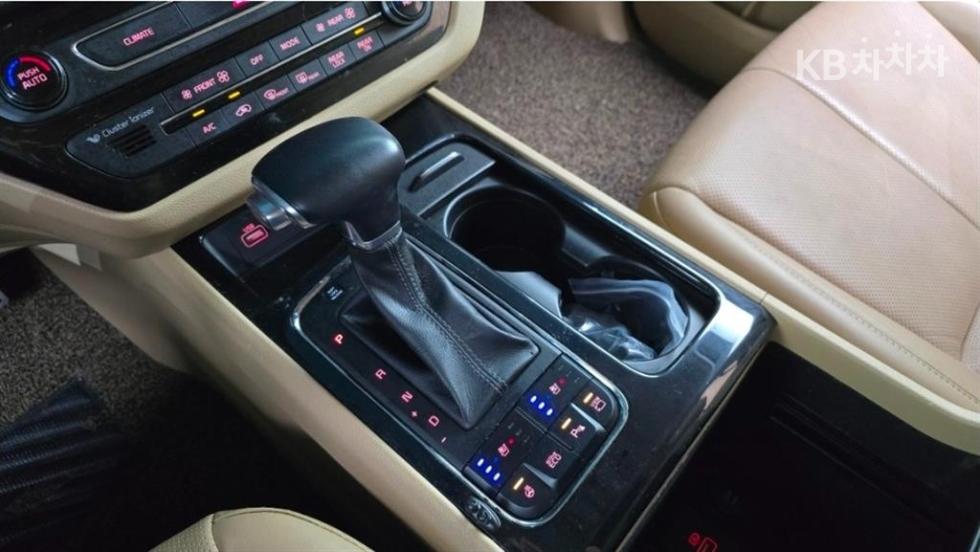 Kia Carnival — miniaturë 9