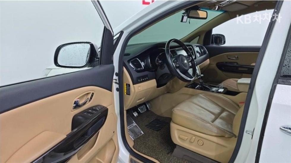 Kia Carnival — miniaturë 10