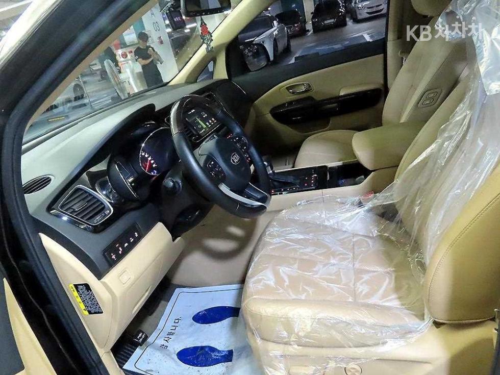 Kia Carnival — miniaturë 6