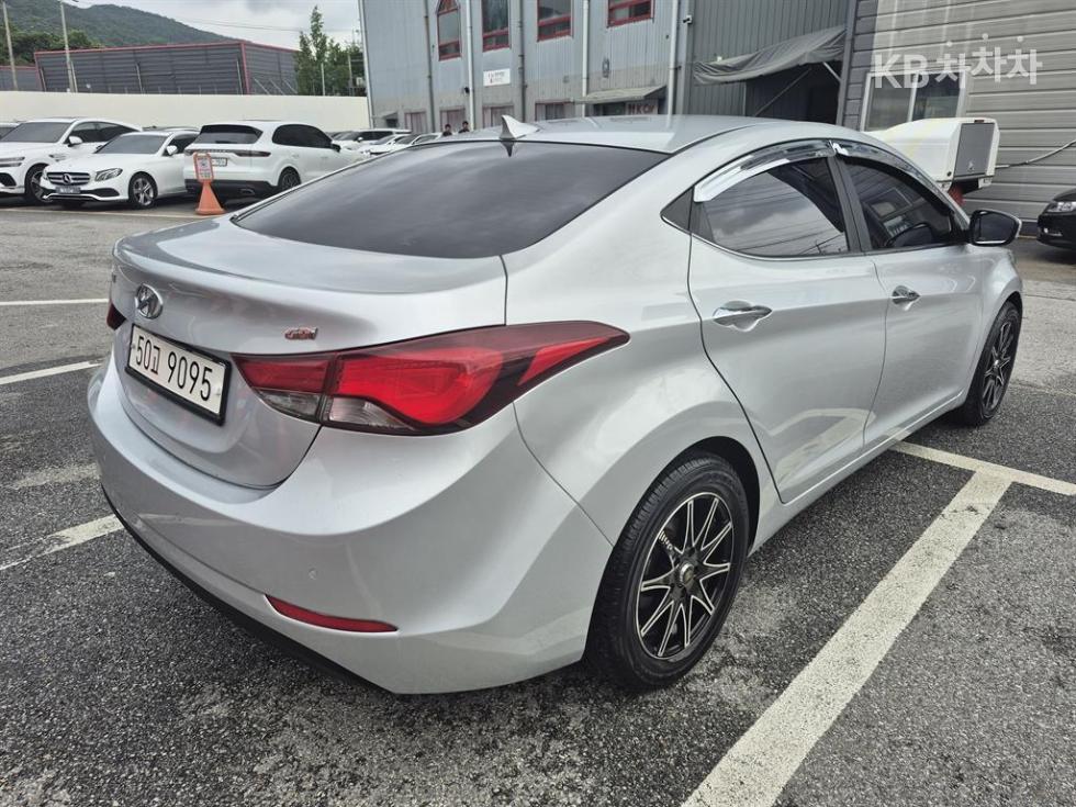 Hyundai Avante — miniaturë 5