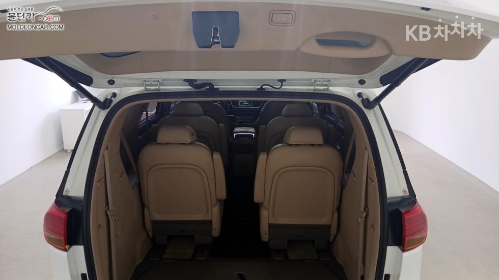 Kia Carnival — miniaturë 18