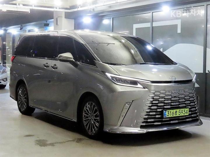 Lexus LM 500h — foto 1