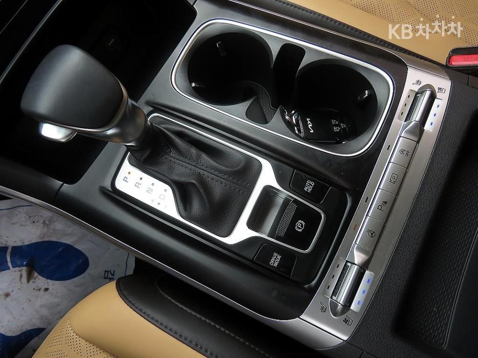 Kia Carnival — miniaturë 15