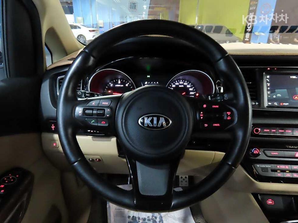 Kia Carnival — miniaturë 8