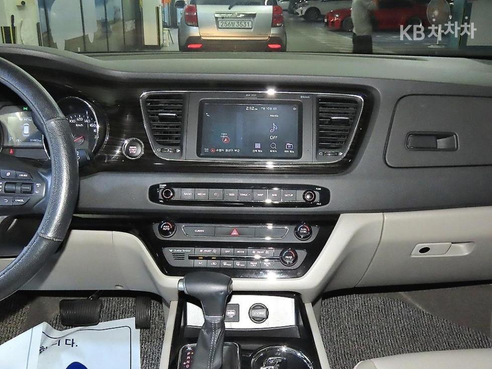 Kia Carnival — miniaturë 11