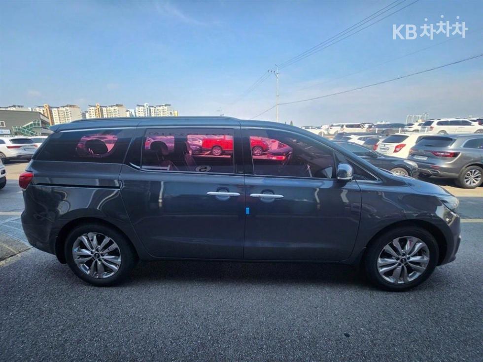 Kia Carnival — miniaturë 5